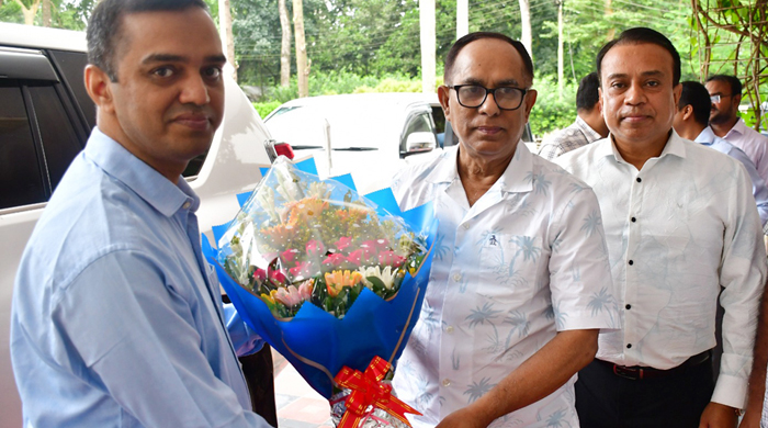 রাজবাড়ীতে স্বাস্থ্য ও পরিবার কল্যাণ মন্ত্রণালয়ের সচিবকে ফুলেল অভ্যর্থনা